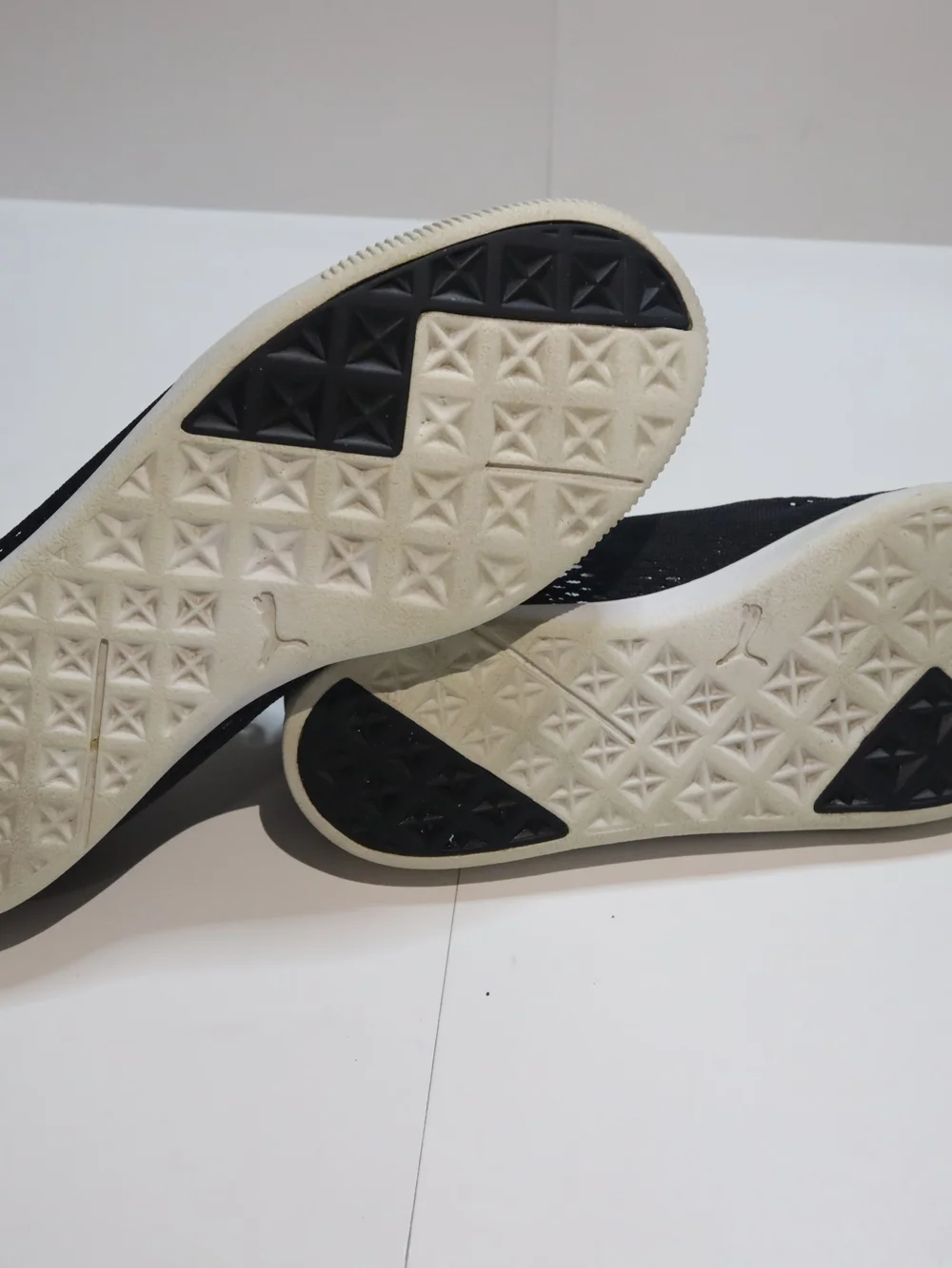 PUMA Women's Black Casual Knit Sneakers with White Soles Size 8 Sportlifestyle